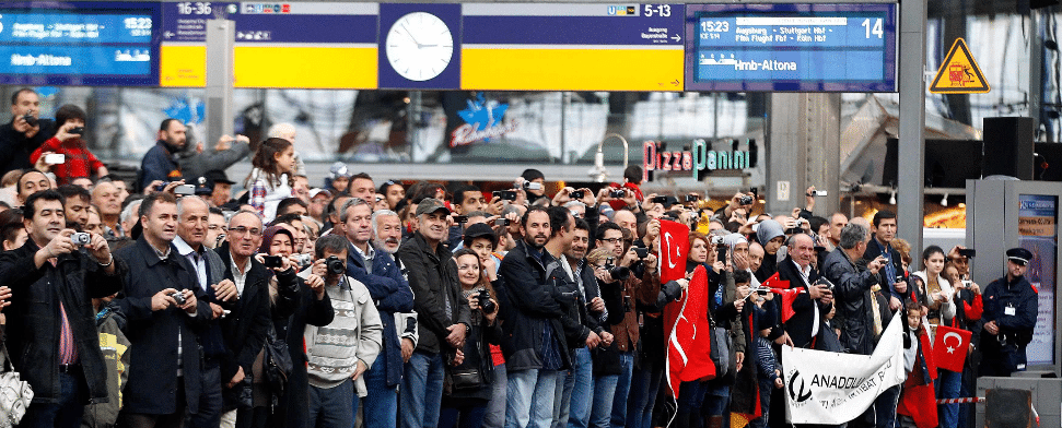 Türkische Bürger erwarten in Hamburg die Ankunft des Zuges, der anlässlich des 50. Jahrestages der Ankunft des ersten türkischen Gastarbeiters aus München einfährt.