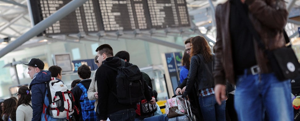 Fluggäste am Flughafen warten auf ihren Flug. Wegen der Zeitumstellung könnte es am Wochenende zu Problemen kommen, besonders in der Türkei.