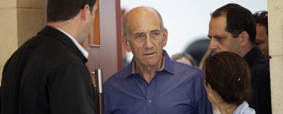 Mit der Brechstange und auch unter Zuhilfenahme illegaler Geldflüsse soll der frühere israelische Ministerpräsident Ehud Olmert ein umstrittenes Bauprojekt im Südwesten Jerusalems durchgezogen haben. Nun gab es ein gerichtliches Nachspiel.