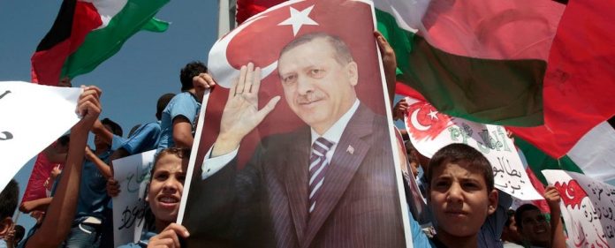 Zu Hause spürt der türkischen Premierminister zunehmend Gegenwind. Doch seine Anhänger bleiben ihm treu, vor allem in der arabischen Welt.