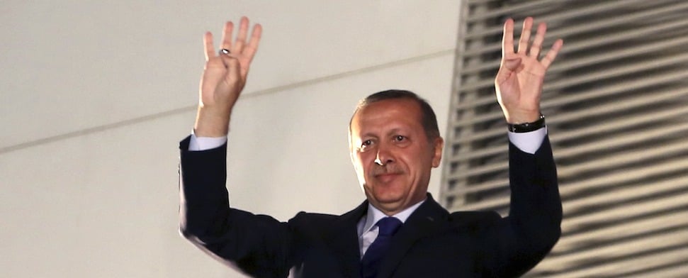 Der türkische Ministerpräsident feiert mit seinen Anhängern seinen achten Wahlsieg in Folge.