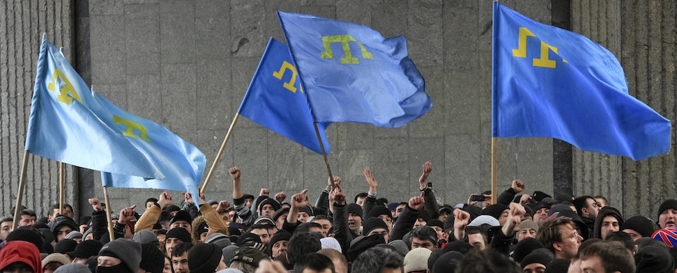 Krimtateren demonstrieren in der Nähe des Krim-Parlaments in Simferopol.