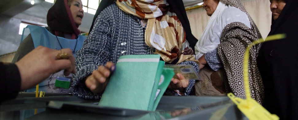 Eine afghanische Frau wählt.