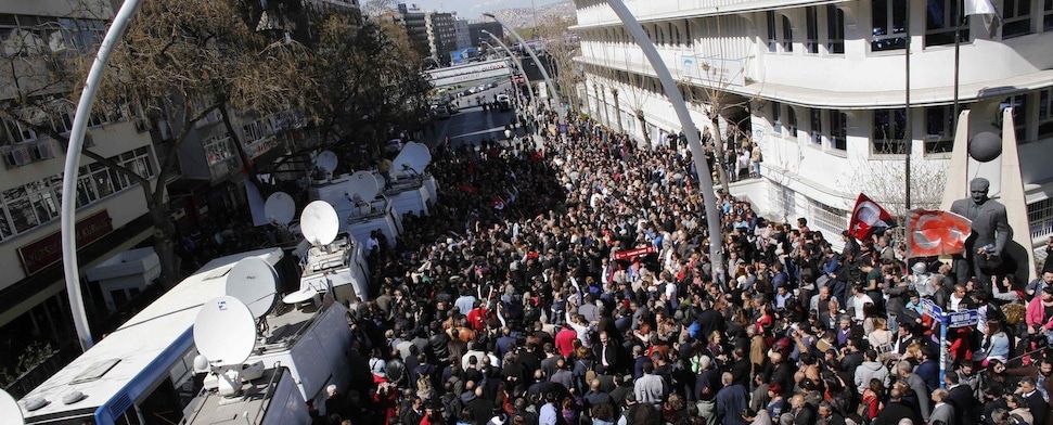 Bei Protesten gegen das offizielle Ergebnis der Kommunalwahlen in der Türkei kam es in Ankara vor dem Hauptquartier der CHP zu Ausschreitungen.