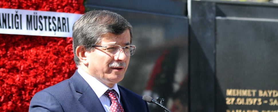 Im Rahmen einer Pressekonferenz in Brüssel trat Außenminister Ahmet Davutoğlu Behauptungen armenischer Kreise und der syrischen Regierung entgegen, wonach die Türkei den Terroristen die Einnahme von Kasab ermöglicht hätte.