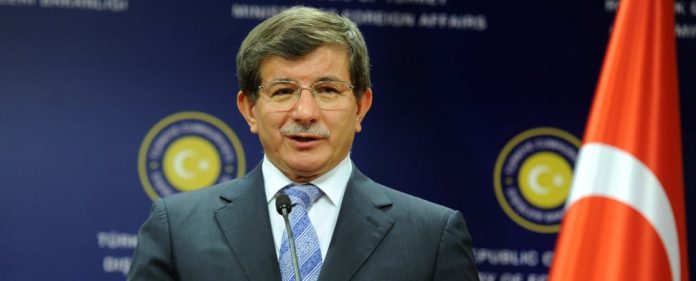Davutoğlu zweifelt an der Fähigkeit der EU, informierte Statements zur Türkei abzugeben. Er riet dem Erweiterungskommissar, künftig vorher nachzufragen.