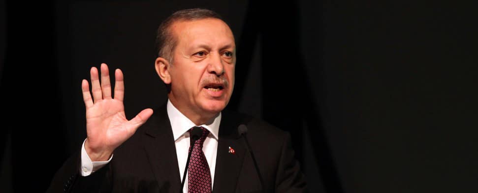 Der ehemalige Hamburger Bürgermeister Ole von Beust hat den türkischen Ministerpräsidenten Erdoğan vor Kritik in Schutz genommen und seine martialische Rhetorik erklärt.