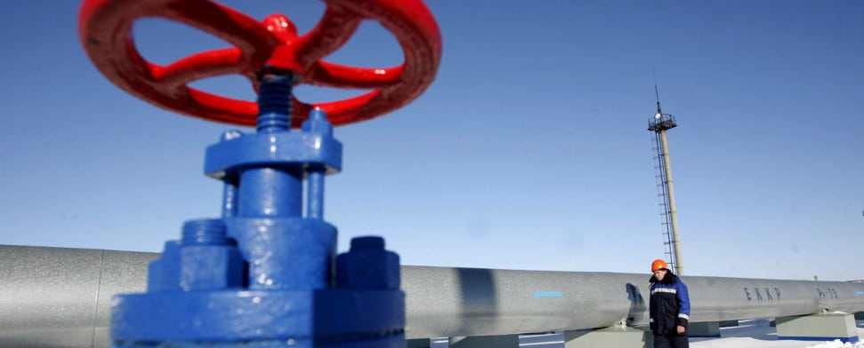 Eine Mann geht am 13.01.2009 an einer Gas-Pipeline im russischen Sudzha vorbei.