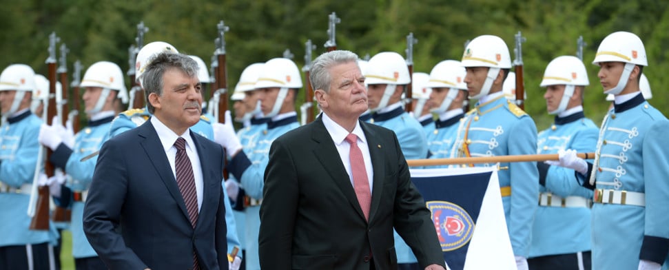 Bundespräsident Joachim Gauck (M.) wird durch den türkischen Präsidenten Abdullah Gül am 28.04.2014 vor dem Präsidentenpalast in Ankara (Türkei) mit militärischen Ehren begrüßt.