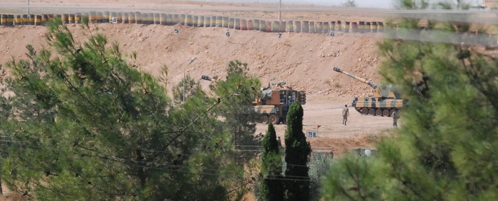 Erneuter Zwischenfall an der Grenze: In der türkischen Grenzprovinz Hatay sind am Montag Granaten aus Syrien eingeschlagen und haben eine Moschee getroffen.