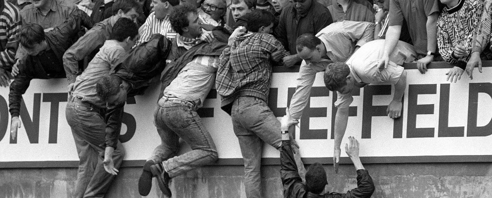 Das Foto vom 15.4.1989 zeigt die Entwicklung zur Katastrophe vor dem englischen FA-Cuphalbfinalspiel zwischen dem FC Liverpool und Nottingham Forest im Hillsborough-Stadion von Sheffield Wednesday - von den überfüllten unteren Traversen versuchen Zuschauer verzweifelt, sich auf den Rang hochzuziehen.
