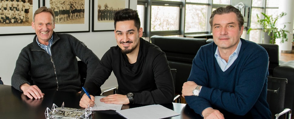 BVB-Star Ilkay Gündogan setzt seine Unterschrift unter den neuen Vertrag.