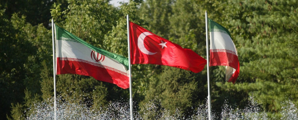 Die iranische und türkische Flagge nebeneinander.