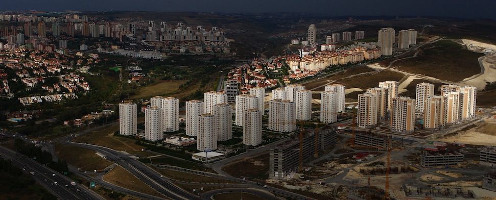 Eine jüngst veröffentlichte Studie zeigt, dass die stetig steigenden Grundstückspreise in Istanbul die Schaffung günstigen Wohnraums dramatisch erschweren.