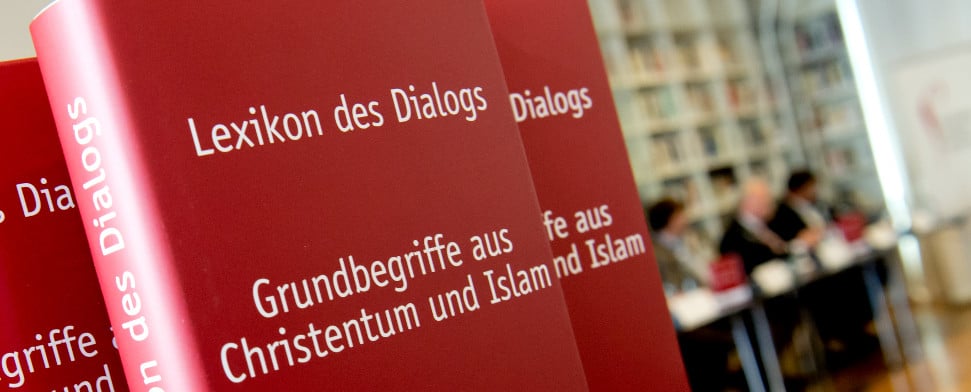 Eine Ausgabe vom "Lexikon des Dialogs - Grundbegriffe aus Christentum und Islam" steht am 24.09.2013 in München bei einer Pressekonferenz auf einem Tisch. Das zweiteilige Nachschlagewerk soll dafür sorgen, dass Christen und Muslime sich besser verstehen.