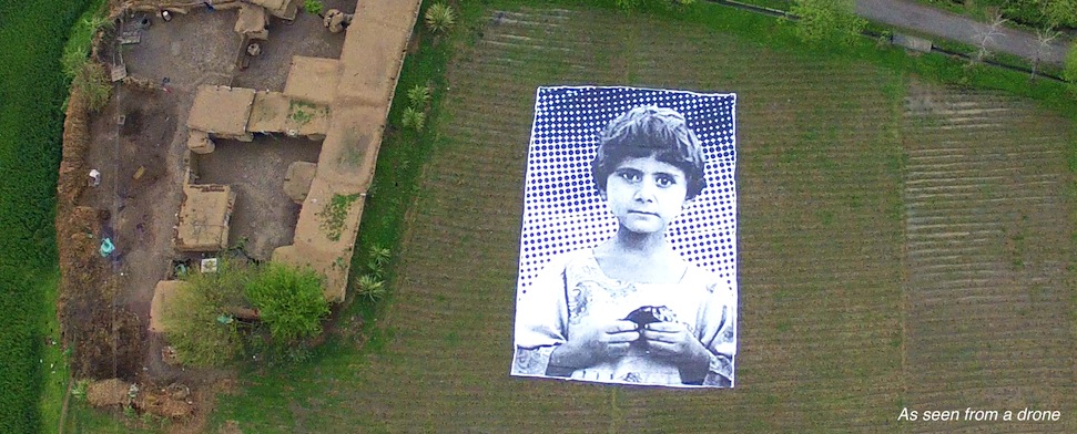 In Pakistan haben Künstler mit überdimensionalen Großplakaten mit Kinderportraits eine Friedensaktion gestartet. Die Zielgruppe: US-Drohnen-Piloten.