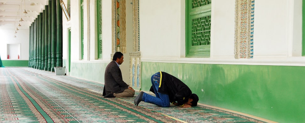 Zwei Männer beten am 10.04.2014 in der Idgar Moschee in der Stadt Kashgar im westchinesischen Xinjiang.