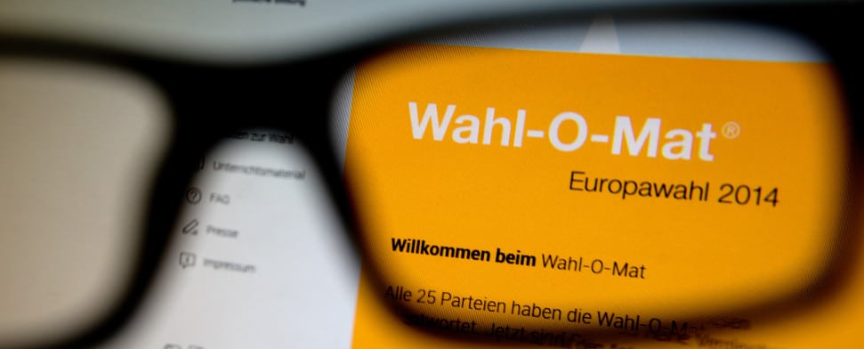 Auf einem Monitor in Dresden (Sachsen) ist am 29.04.2014 die Startseite des Wahl-O-Mat zur Europawahl 2014 durch eine Lesebrille zu sehen.