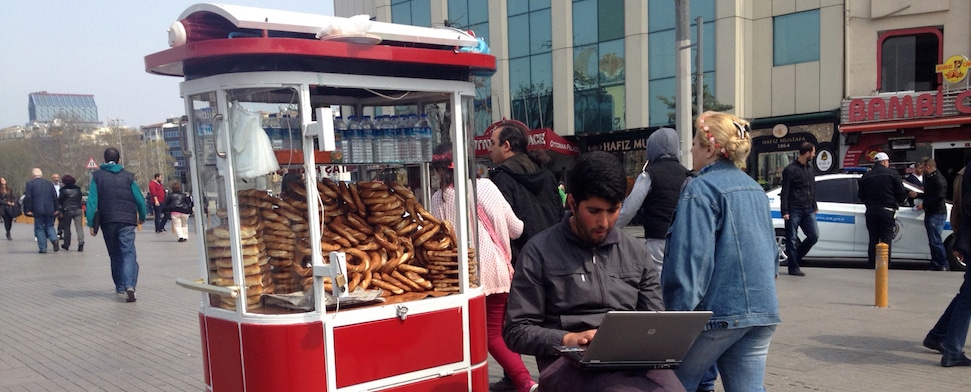 Türkei: Die Stadtverwaltung der Großstadt Istanbul hat an 20 Plätzen freies Internet eingerichtet. Die Bürger scheinen mit der Dienstleistung zufrieden zu sein.