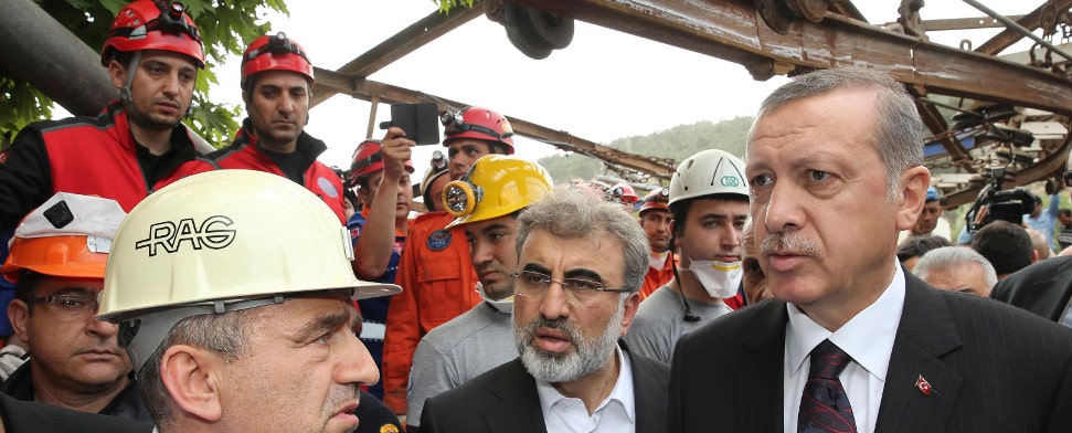 Der türkische Premierminister Erdogan besuchte zusammen mit dem Energieminister Taner Yildiz die Zeche Soma einen Tag nach dem schweren Unglück.