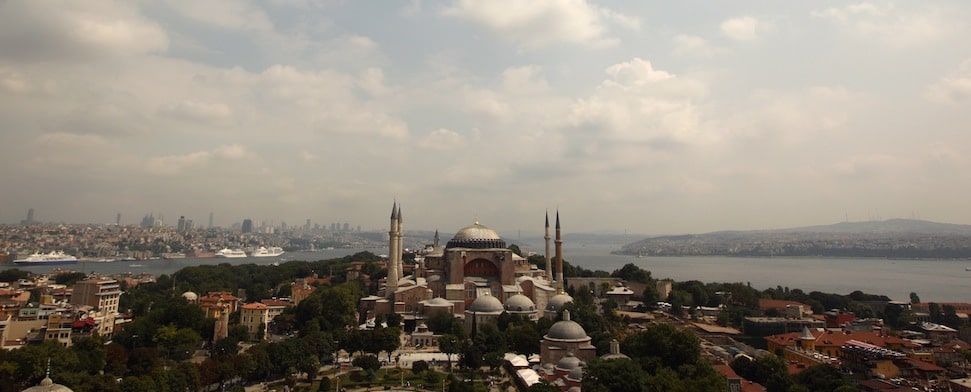 Die prächtige Hagia Sophia dominiert das Stadtbild rund um das Goldene Horn. Erbaut als Kirche, nach der Eroberung durch die Osmanen zu einer Moschee umgewandelt, dient das historische Gebäude heute als Museum.