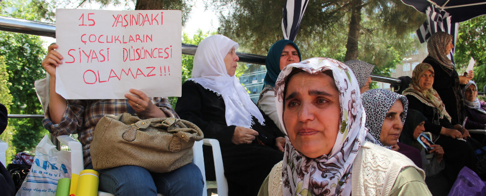 Mütter in Diyarbakir weinen um ihre entführten Kinder.