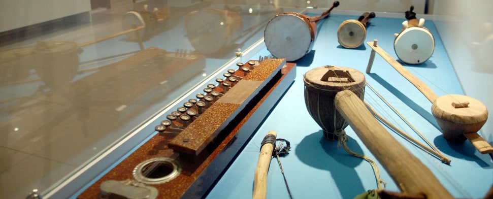 Der deutsche Sammler Dr. Wolfgang Ott hat 250 Instrumente aus seiner Kollektion, welche die kulturellen Besonderheiten der fünf Kontinente reflektiert, dem İbrahim-Alimoğlu-Musikmuseum des Landeskonservatoriums der Afyon-Kocatepe-Universität (AKÜ) geschenkt.