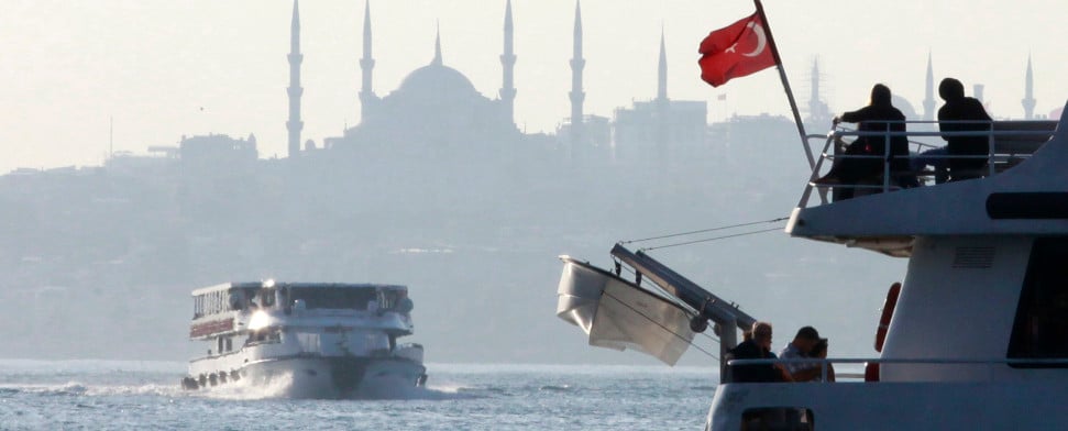 Eine Fähre durchquert den Bosporus in Istanbul.
