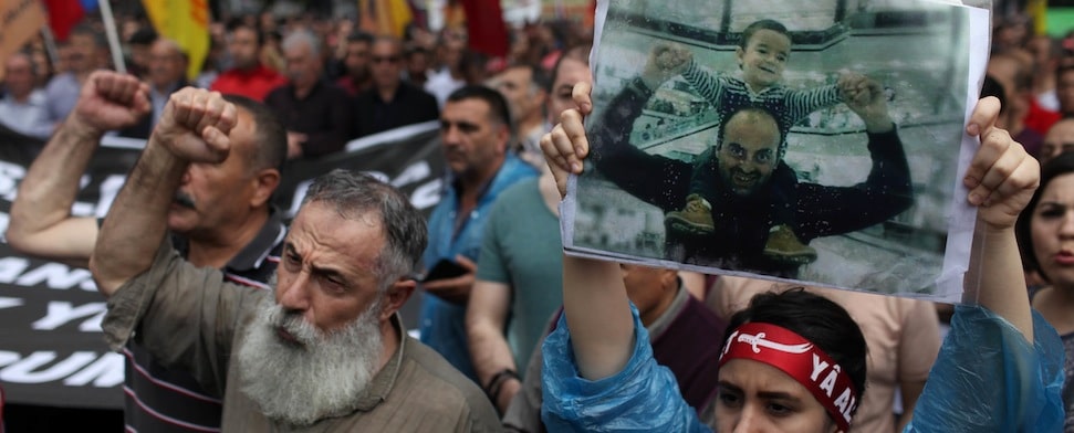 Der Tod von Uğur Kurt löste Proteste aus. Allein in Istanbul gingen mehr als 10000 Menschen auf die Straße und gedachten dem Getöteten.