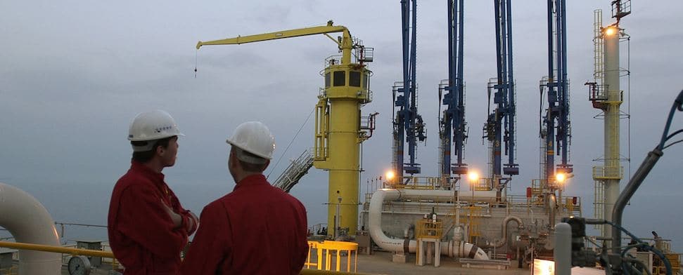 Rohstoff-Politik: Mehrere Monate hatte Öl aus dem Nordirak im Hafen von Ceyhan gelagert. Nun beginnt der Export - trotz der Uneinigkeit mit Bagdad.
