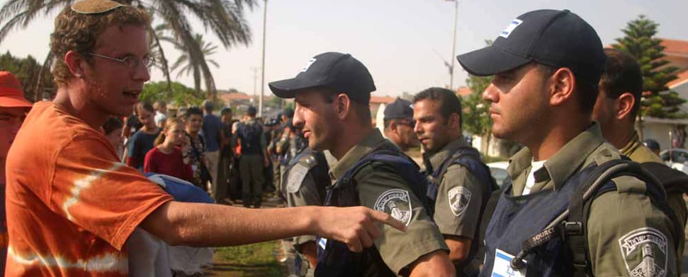Ein israelischer Siedler beschwert sich bei israelischen Polizisten.