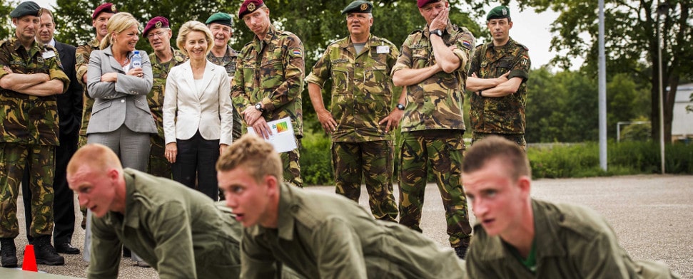 Bundeswehrsoldaten mit Verteidigungsministerin von der Leyen.
