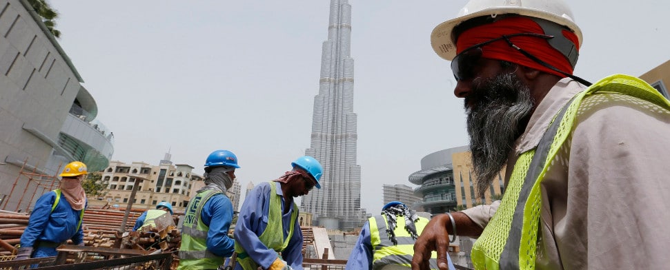 In Dubai arbeiten viele Bauarbeiter im Freien in der heißen Sonne. Eine Zwangsmittagspause soll sie nun schützen.