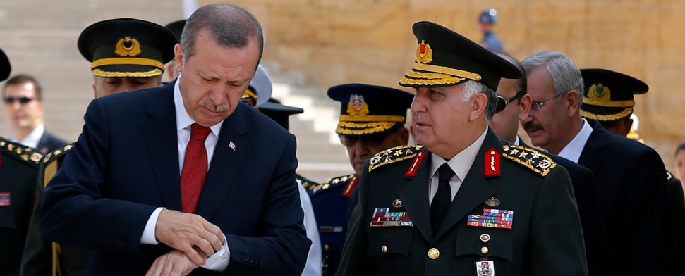 Erdogan bespricht sich mit Necdet Özel, dem Obersten General der türkischen Armee.