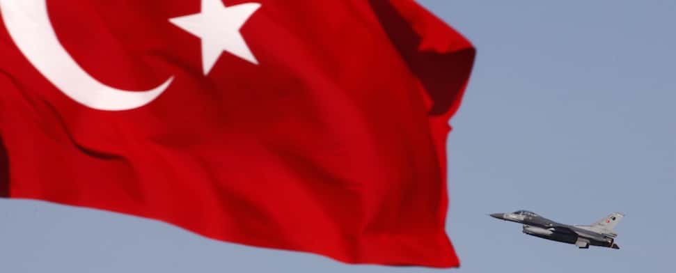 Über die Hintermänner der Flaggenkrise in der Türkei ist bislang wenig bekannt. Fest steht jedoch, dass der Vorfall politisch instrumentalisiert wird.