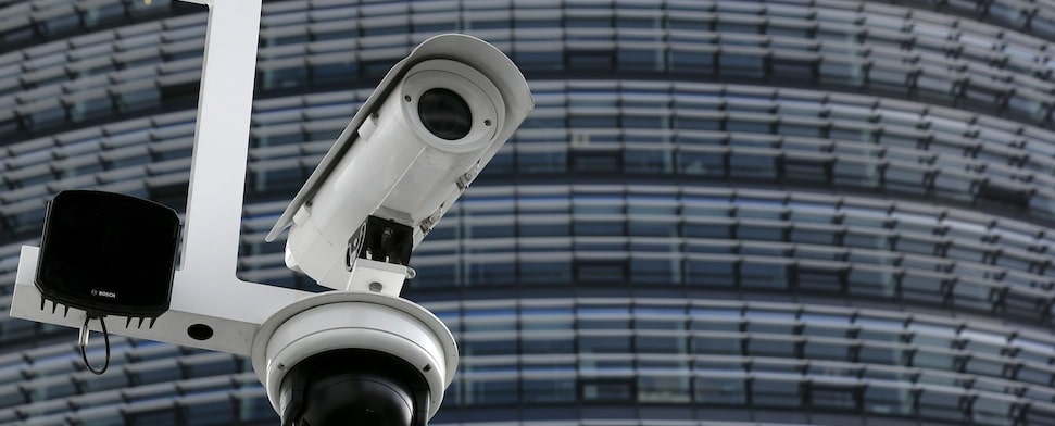 Google stößt ins Geschäft mit Überwachungskameras vor. Die Google-Tochter Nest Labs übernimmt Dropcam, die vernetzte Kameras und Sensoren herstellt. /rtr)