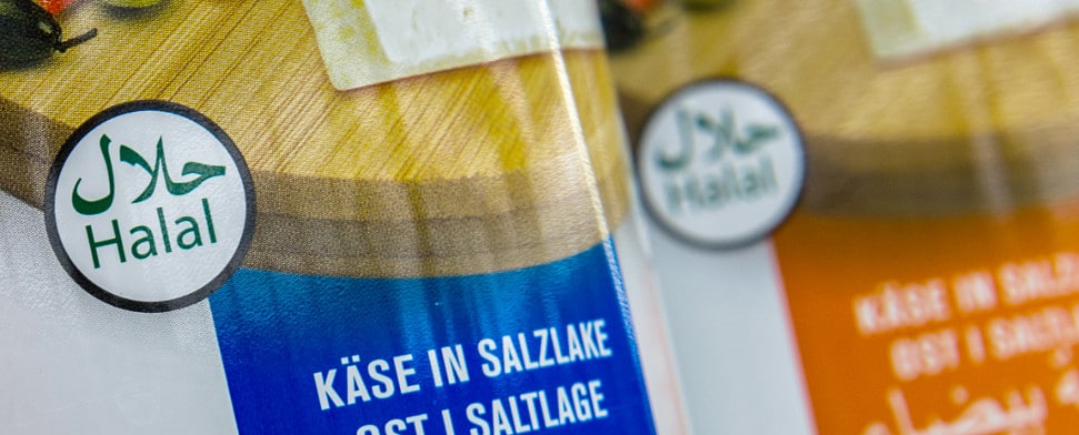 «Halal-Siegel» sind am 24.06.2014 in Berlin auf Käseprodukten in einem Kühlregal eines türkischen Supermarktes zu sehen.