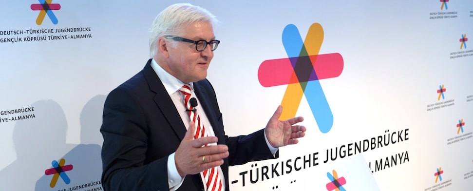 Deutsche Außenpolitik: Zur Förderung des Jugendaustausches zwischen Deutschland und der Türkei wurde nun eine „Deutsch-Türkische Jugendbrücke" gegründet. (dpa)