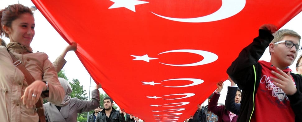 Türkische Bürger protestieren gegen die Entfernung der Nationalflagge in Diyarbakir.