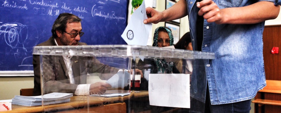 In 13 Orten hatten die Wahlkommissionen nach dem 30. März eine Wiederholung der Wahlen angeordnet. Dabei ging die AKP in den wichtigen Provinzen Yalova und Ağrı leer aus.