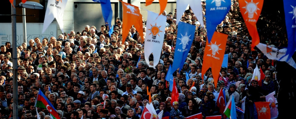 Eine Menschenmenge auf einer AKP-Wahlkampfveranstaltung in der Türkei.