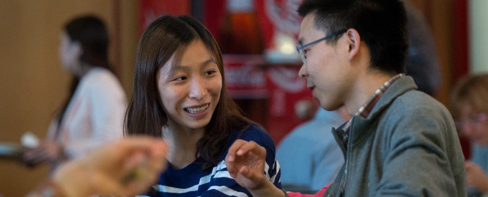 Yumei Dong (l) und Qingwei Zhang, beide Studierende aus China an der Uni Bonn, unterhalten sich am 10.07.2014 in der Mensa der Universität in Bonn (Nordrhein-Westfalen). Chinesen bilden mittlerweile die größte Gruppe der ausländischen Studierenden in Deutschland.