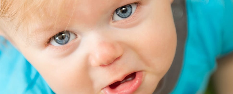 Ein Baby mit blauen Augen.