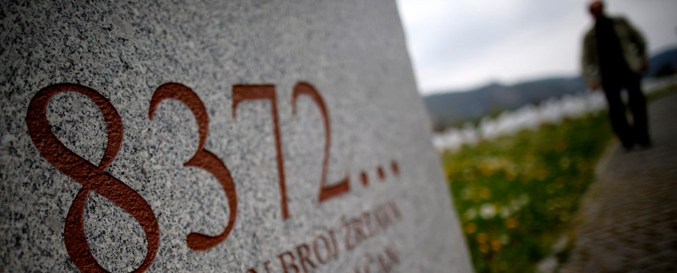 Eine Gedenktafel erinnert an das Massaker von Srebrenica.
