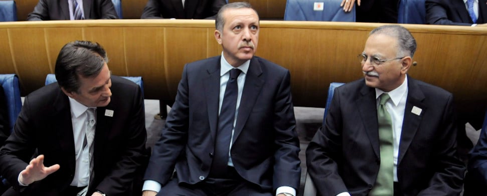 Erdogan unterhält sich mit Ihsanoglu. Beide kandidieren für das Präsidentschaftsamt der Türkei.