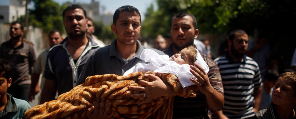Palästinenser trauern um ein totes Kind.
