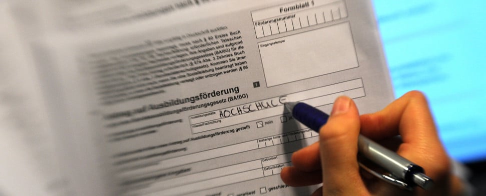 Eine Frau füllt am 06.10.2010 in Hamburg einen Antrag auf Ausbildungsförderung (Bafög) aus.
