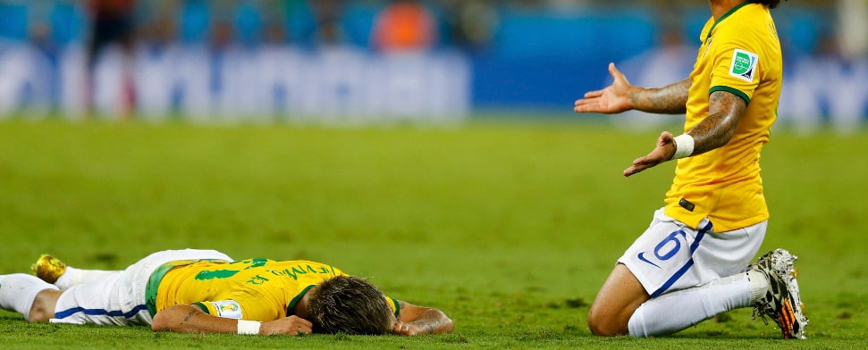 Der brasilianische Superstar liegt im Spiel gegen Kolumbien schwer verletzt auf dem Boden. Marcelo eilt herbei.
