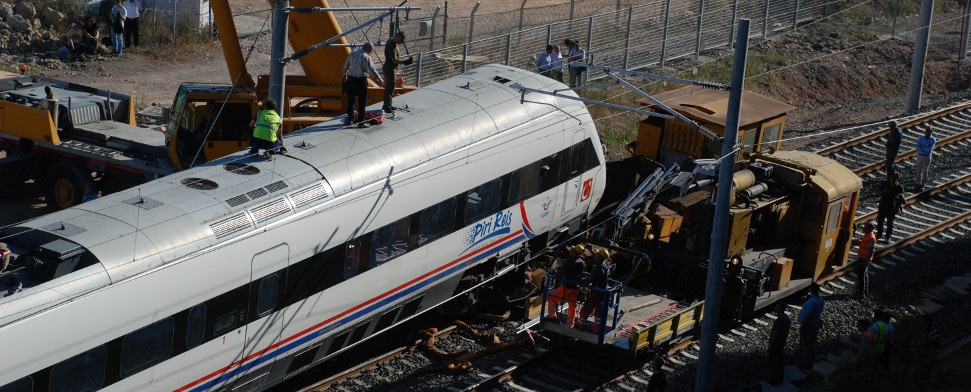 Der Hochgeschwindigkeitszug „Piri Reis“ nach dem Crash bei einer Testfahrt auf einer Bahnlinie nahe der Verbindung Köseköy-Gebze.