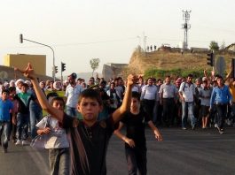 In der Grenzregion zu Syrien finden regelmäßig Solidaritätskundgebungen der kurdischen Halkların Demokratik Partisi („Demokratische Partei der Völker“, HDP) statt.